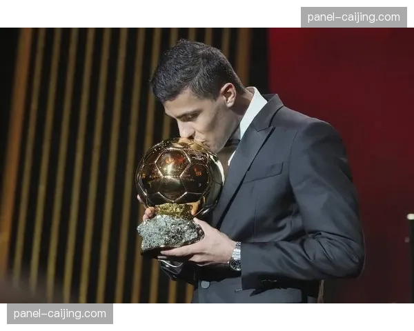 前曼城队长费尔南迪尼奥点评:罗德里的拖后组织如何为肋部进攻奠基